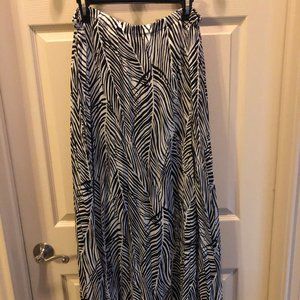 Rafaella maxi skrt. Black and white pleated.
